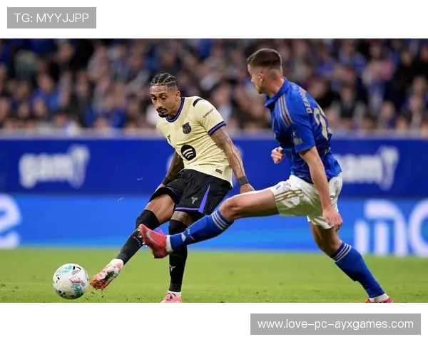 巴萨小范围配合极具压迫性，拉菲尼亚扫射偏出